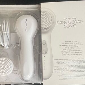 Invigorate Cleansing Brush
